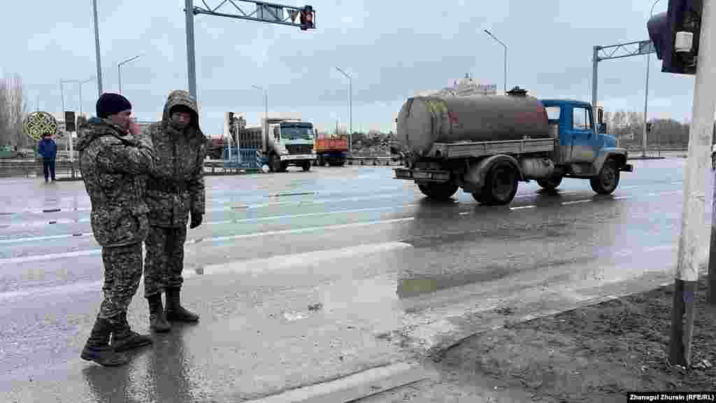 В борьбе с последствиями паводков задействовали сотрудников МЧС и военных&nbsp;