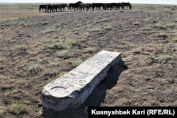 Судя по одной из надписей, здесь похоронены отец и сын, умершие в 1914 году. Отцу было 42 года, сыну — 21