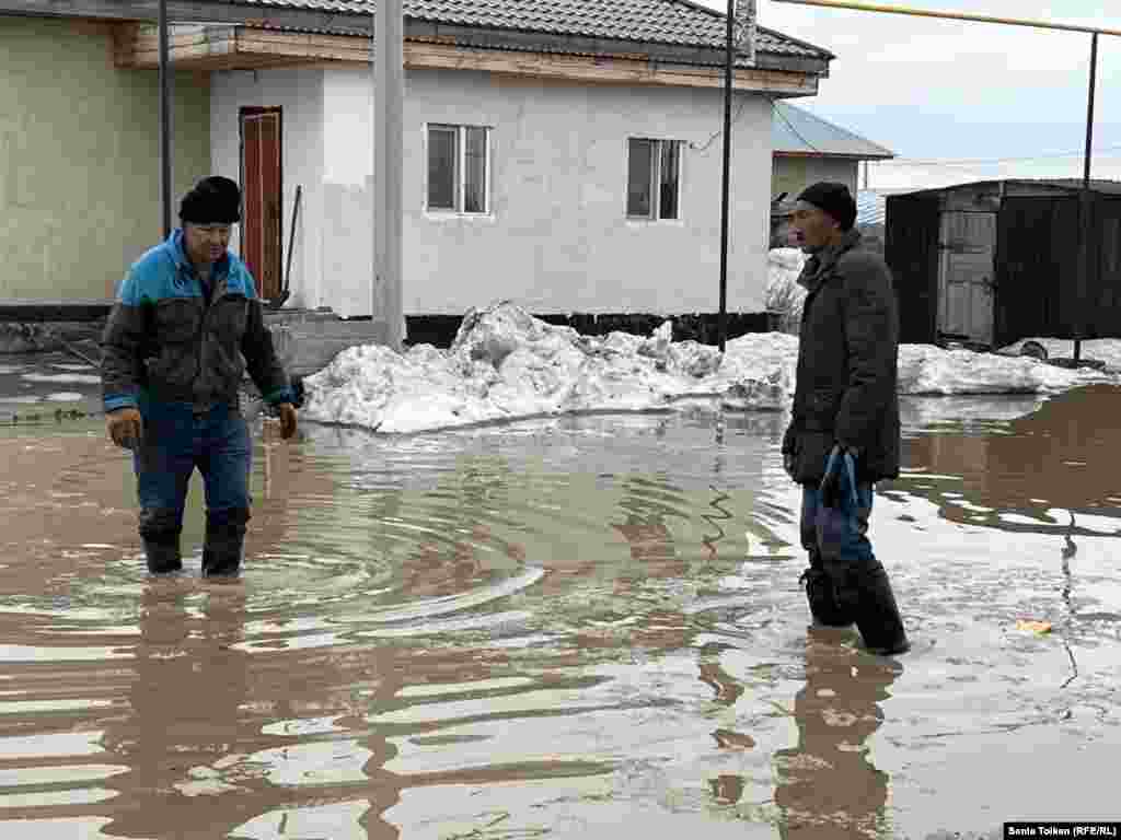  Жители села Коянды стоят во дворе, подтопленном талой водой. Населённый пункт в пригороде столицы несколько дней борется с паводками. Сельчане, недовольные действиями властей по устранению последствий наводнения, выходили на улицу, перекрывали дорогу. Шестерых оштрафовали, вменив им&nbsp;&laquo;участие в незаконном митинге&raquo; &nbsp; 