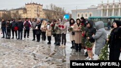 Близкие шахтёров, погибших на шахте имени Костенко, пришли к памятнику «Шахтёрской славы» почтить память. 5 декабря 2023 года
