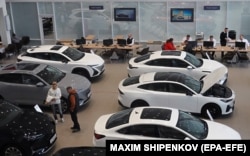 Люди посещают дилерский центр китайского автомобиля Changan в Подольске под Москвой, октябрь 2023 года