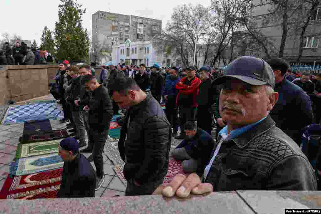 Все желающие не поместились в здании мечети, поэтому многие верующие совершали айт-намаз на улице