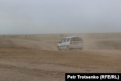 Автомобиль едет по степной дороге неподалеку от села Сайхин. Западно-Казахстанская область. 30 июня 2023 года