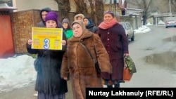 Родственники заключённых в китайских лагерях этнических казахов протестуют возле консульства Китая в Алматы. 8 февраля 2024 года