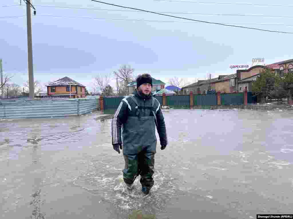  Дмитрий, в доме которого тоже стоит вода, не хочет выезжать. Он опасается, что в оставленное хозяевами жильё могут прийти мародёры&nbsp; 