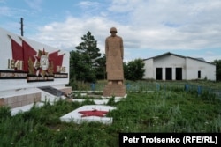 Памятник солдатам, погибшим во Второй мировой войне. Село Озёрное, Северо-Казахстанская область, 20 июля 2024 года