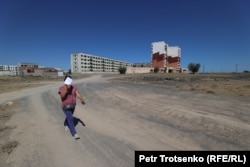 Женщина прикрывает лицо от солнца. Село Улькен, Алматинская область, 21 августа 2023 года