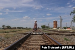 Женщина переходит через железнодорожные пути. Село Сайхин, Западно-Казахстанская область. 26 июня 2023 года