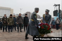 Возложение цветов к монументу Независимости. Сзади — сотрудники городского акимата во главе с акимом Алматы Ерболатом Досаевым