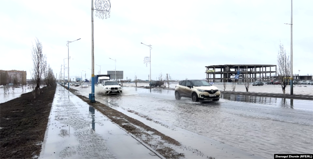 28 марта в Актобе ввели режим ЧС. Власти региона провели экстренное заседание, на котором приняли решение об эвакуации в безопасное место сотен семей из домов вдоль рек Илек и Каргалы&nbsp; 