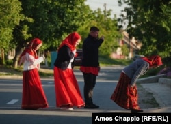 Липоване крестятся двумя пальцами, проходя мимо церкви в селе Сарыкёй