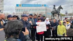 Плакат «Желтоксан! Кантар! Не забудем! Не простим!» на митинге «народного парламента» на алматинской площади Республики. 9 апреля 2023 года