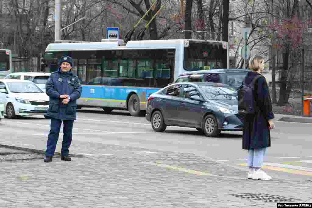 Полицейский наблюдает за акцией, которая проходила у памятника