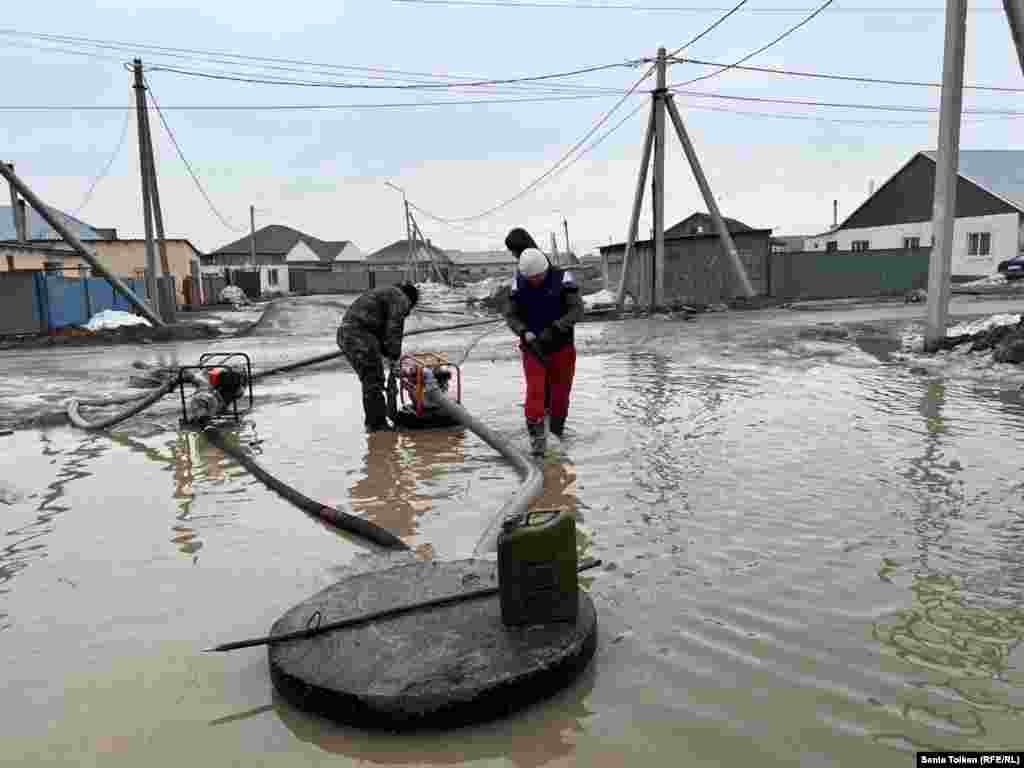  Жители Коянды подключают насосы для откачки воды. Они говорят, что за свой счёт покупают топливо для техники, которую пригнали спасатели&nbsp; 