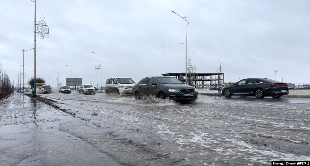 В ночь на пятницу началась эвакуация жителей садоводческих обществ вдоль Илека и Каргалы. Людей вывезли на автобусах. Власти города сообщили, что эвакопункт для жителей развернут в школе № 18