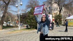 Активистка движения Oyan, Qazaqstan! («Просыпайся, Казахстан!») Влада Ермольчева на одиночном пикете. Алматы, 26 марта 2023 года