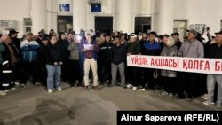 Пострадавшие от паводков жители Кульсары зачитывают обращение к президенту. 15 мая 2024 года