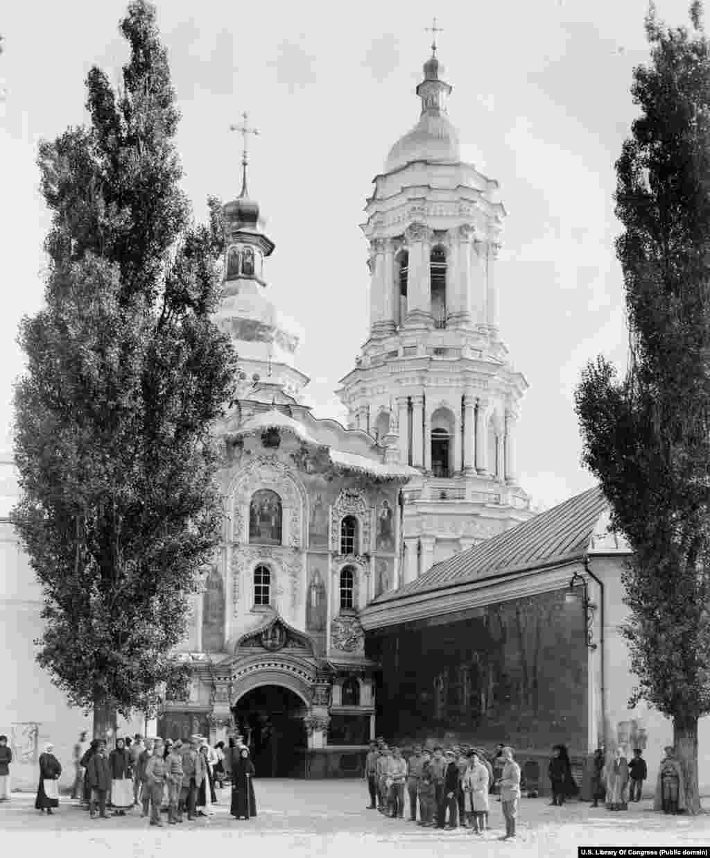 Главный вход в лавру, фото снято в 1918 году. Согласно православному преданию, вскоре после смерти Иисуса странствующий апостол Андрей указал на возвышенность на западном берегу Днепра, где сейчас стоит лавра, и сказал, что &laquo;благодать Божия воссияет на этих горах, здесь будет великий город&raquo;&nbsp;