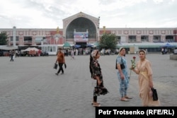 Площадь перед базаром Панчшанбе. Худжанд, Таджикистан. 18 июня 2024 года