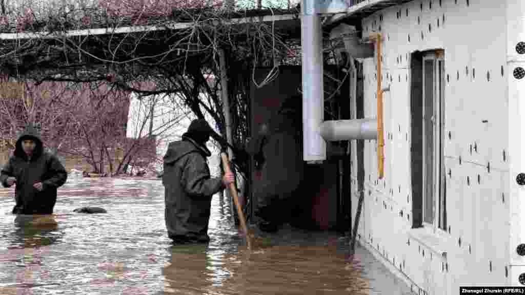 Талые воды подтапливают жилые дома в Актюбинской области. В регионе резко потеплело около недели назад, снег начал таять. Репортёр Азаттыка в Актобе съездила в Кобдинский район, который страдает от паводков&nbsp;