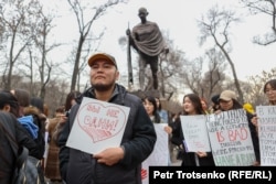 Участник митинга за права женщин в Алматы. 8 марта 2023 года