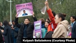 Плакат с изображением акима столицы Алтая Кульгинова на митинге против засыпки озера Малый Талдыколь. 20 августа 2022 года