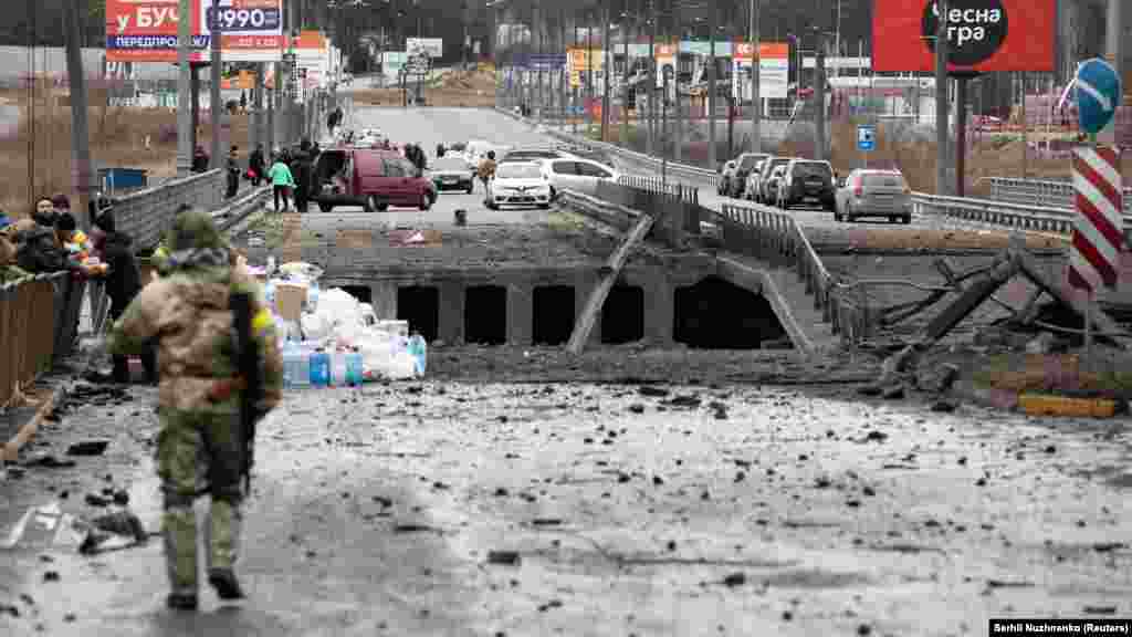 Мост через реку Ирпень. Романовка, 5 марта и 23 августа. Чтобы остановить продвижение российских войск, под Киевом взорвали три моста, в том числе мост через реку Ирпень. Именно по этому мосту уходили люди, спасаясь от боев