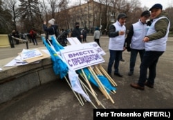 Транспаранты на митинге в поддержку президента Касым-Жомарта Токаева. Алматы, 19 марта 2022 года