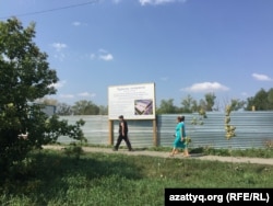 Огороженная под строительство спорткомплекса часть городского парка. Щучинск. Акмолинская область, 25 августа 2021 года