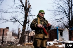 Пророссийский боевик в деревне Лохвинов Донецкой области. 26 марта 2015 года.