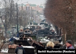 Уничтоженная российская военная техника в Буче, городе под Киевом, через неделю после начала вторжения. 1 марта 2022 года