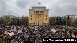 Сотни фем-активисток и рядовых горожан собрались на митинге за увеличение участия женщин в политике. Алматы, 8 марта 2022 года