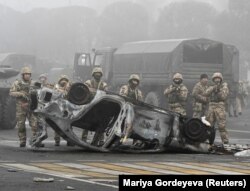 Казахстанские военные на площади в Алматы. 6 января 2022 года