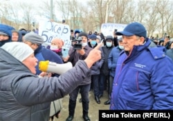 Жители Жанаозена высказывают свои требования акиму Мангистауской области Нурлану Ногаеву. 3 января 2022 года