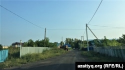 Одна из улиц в городе Акколь, засыпанная золошлаком. Акмолинская область, 13 августа 2021 года