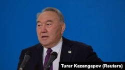 Бывший президент Казахстана Нурсултан Назарбаев на избирательном участке выступает перед СМИ после голосования в день выборов в парламент и маслихаты. Нур-Султан, 10 января 2021 года.