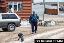 Житель поселка Улькен Юрий Ткаченко на своей «фазенде». 12 апреля 2019 года.