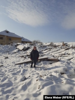 Жительница переселяемого поселка Жезказган (в народе — Рудник) Тамара Децур на фоне снесенного дома, где была ее квартира. 20 декабря 2020 года.