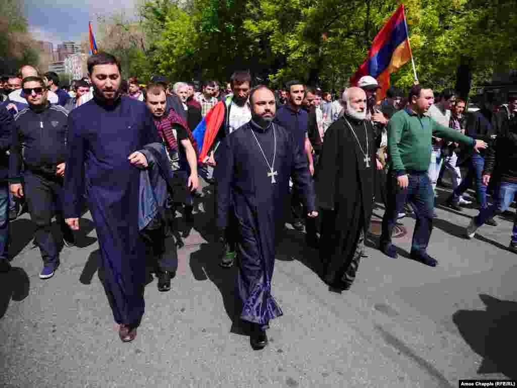 Священнослужители во главе колонны протестующих в Ереване.