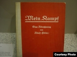 Книга Адольфа Гитлера "Моя борьба" в немецком музее.