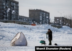 Житель Аксу на рыбалке. 22 марта 2018 года.