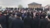 Жители села Алтынтобе в Шымкенте протестуют против ареста директора местного завода. 4 апреля.