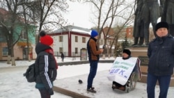 Эрик Жумабаев во время пикета.