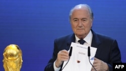 Blatter 2022-ci ilin Dünya Çempionatını elan edəcək dövlətin adını elan edir, Zürix, 2 dekabr 2010