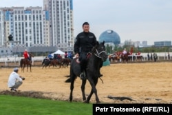 Полицейский верхом на лошади патрулирует территорию ипподрома. Астана, 9 сентября 2024 года