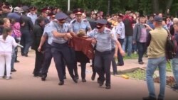 Единогласие депутатов и нападки на критика закона о митингах