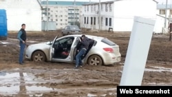 Застрявшая в грязи машина в селе Жанаконыс. Актюбинская область, осень 2017 года.