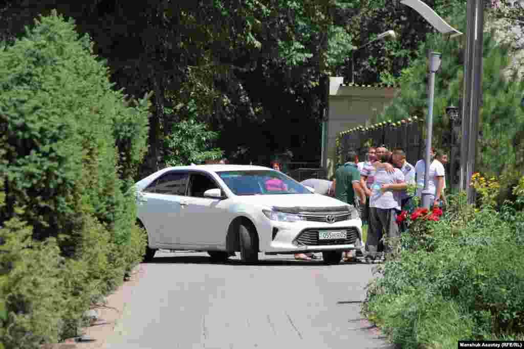 Во второй половине дня к БСМП прибыл белый автомобиль. Пассажиров этой машины встретили люди в полицейской форме, выразив им соболезнования.