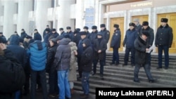 Полицейские преграждают путь в Нацбанк активистам, протестующим в связи с девальвацией тенге. Алматы, 13 февраля 2014 года.