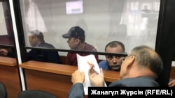 Водители, представшие перед судом по делу о пожаре в автобусе (слева направо): Барат Танатов, Нуржан Кыргызбаев, Максат Пернебеков – и адвокат Хайрулло Алимагамбетов. Актобе, 3 сентября 2018 года. 